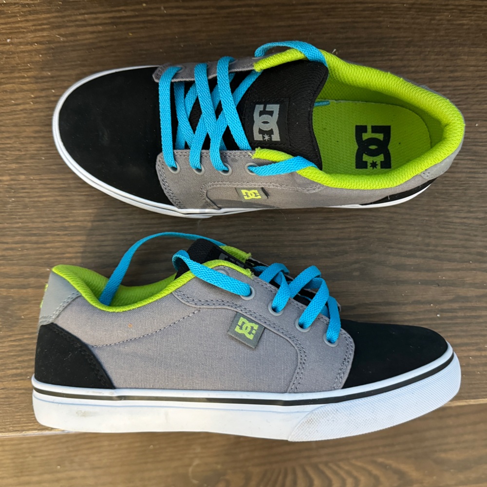 NEW DC Sneakers Sz 4